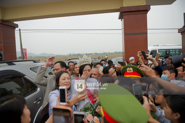 Cập nhật Hoa hậu Việt Nam Đỗ Thị Hà về làng: Nàng hậu ôm mẹ bật khóc, người dân đổ xô đông như vỡ trận để chào đón - Ảnh 2.
