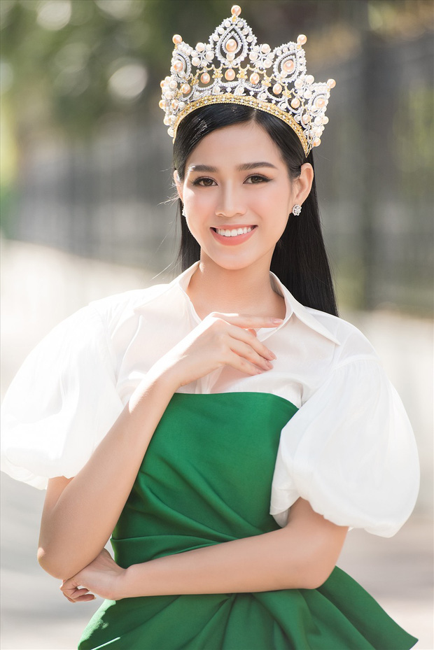 Cập nhật Hoa hậu Việt Nam Đỗ Thị Hà về làng: Nàng hậu ôm mẹ bật khóc, người dân đổ xô đông như vỡ trận để chào đón - Ảnh 25.