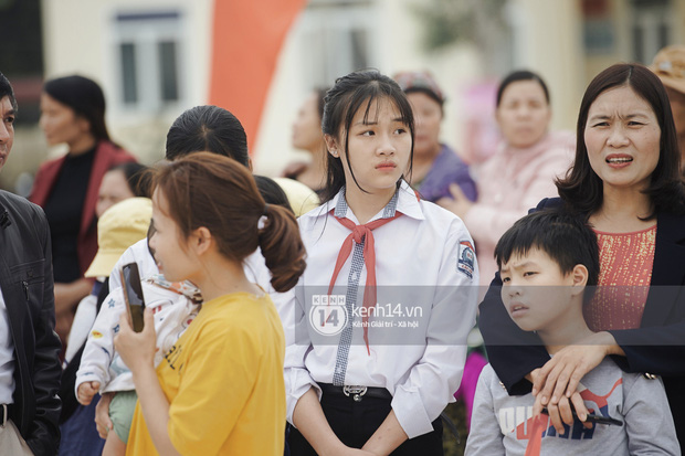 Cập nhật Hoa hậu Việt Nam Đỗ Thị Hà về làng: Nàng hậu ôm mẹ bật khóc, người dân đổ xô đông như vỡ trận để chào đón - Ảnh 7.