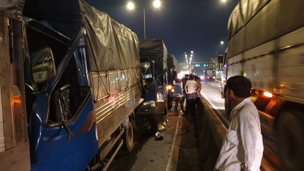 Tai nạn liên hoàn 8 ô tô trên cầu vượt ở Sài Gòn, 2 tài xế mắc kẹt gào thét kêu cứu - Ảnh 3.