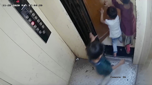 Ba đứa trẻ cùng đi thang máy, cậu bé 5 tuổi bị mắc kẹt lại ở cửa rồi tử vong thương tâm, cảnh tượng những giây cuối trước tai nạn gây ám ảnh - Ảnh 2.