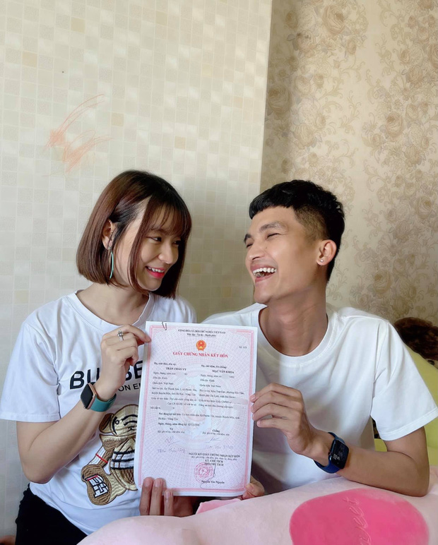 Mạc Văn Khoa và bạn gái đã chính thức trở thành vợ chồng sau 5 năm, hạnh phúc khoe giấy chứng nhận kết hôn - Ảnh 2.
