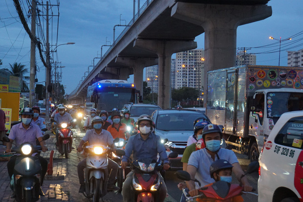 Ô tô tông hàng loạt xe máy gần giao lộ ở Sài Gòn, nhiều người nằm la liệt - Ảnh 4.