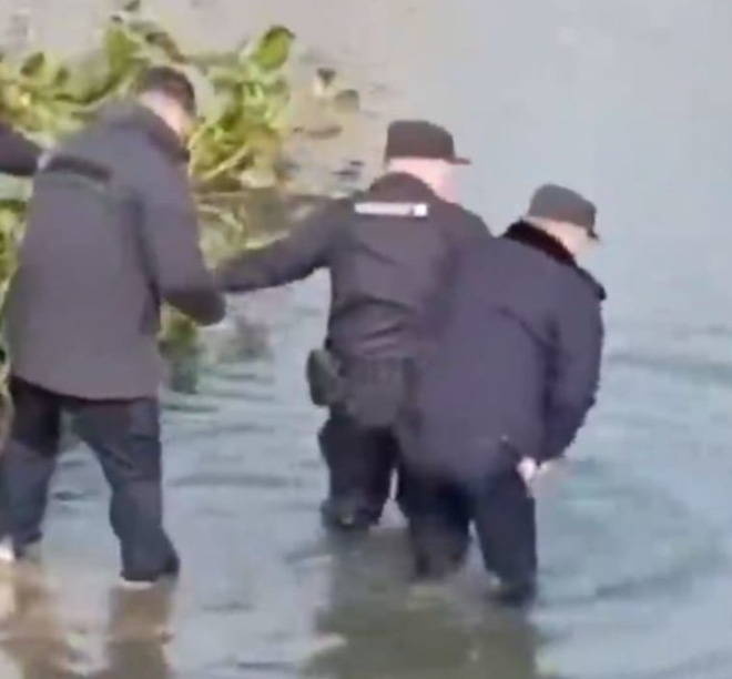 Thiếu nữ lội xuống sông tự tử, 5 cảnh sát có mặt và cảnh tượng khó tin xuất hiện khiến dân mạng tranh cãi - Ảnh 2.
