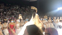 NTK Đỗ Long "bức xúc" về nhân vật bí ẩn diện đầm đỏ "phá banh" hàng ghế đầu của show diễn thời trang