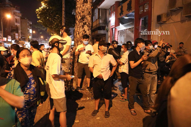 Gần cả 1.000 người dân đứng tập bên ngoài nơi đặt thi thể của nghệ sĩ Chí Tài - Ảnh 4.