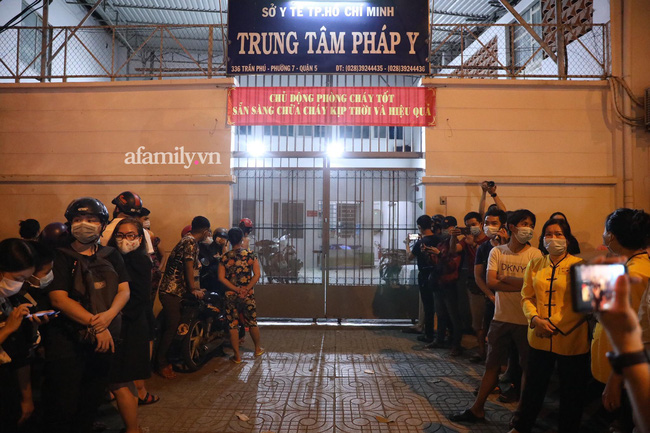Gần cả 1.000 người dân đứng tập bên ngoài nơi đặt thi thể của nghệ sĩ Chí Tài - Ảnh 3.