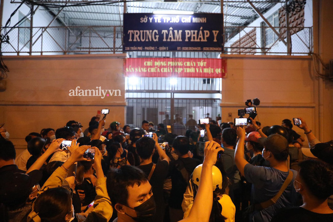 Gần cả 1.000 người dân đứng tập bên ngoài nơi đặt thi thể của nghệ sĩ Chí Tài - Ảnh 2.