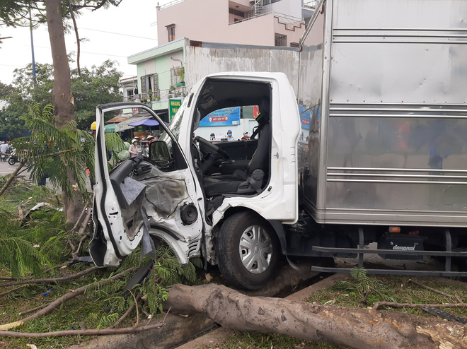 TP.HCM: Xe tải tông gãy 2 cây xanh rồi lật ngang, tài xế và phụ xe bò từ cabin thoát thân - Ảnh 3.