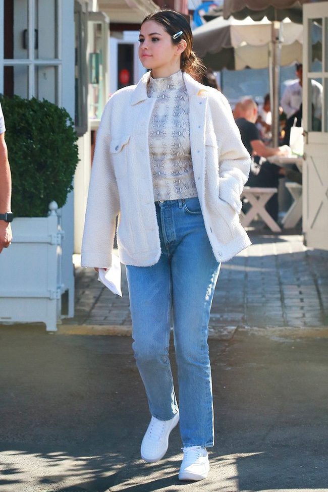 Selena Gomez diện quần jeans theo 11 cách xịn đẹp nức nở và tôn dáng hết cỡ, chị em nên học theo ngay khỏi nghĩ - Ảnh 4.