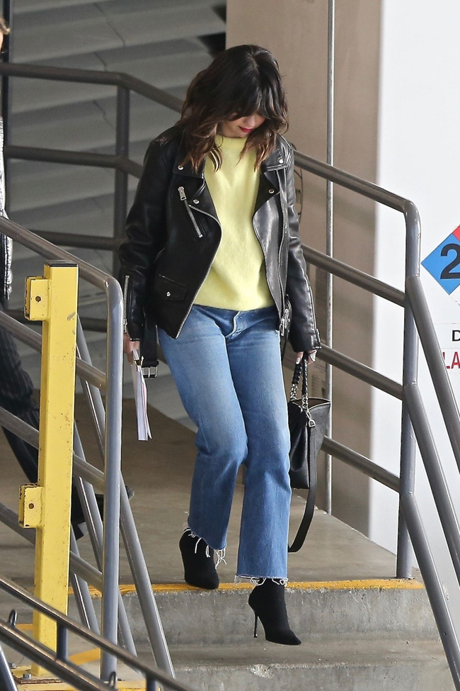 Selena Gomez diện quần jeans theo 11 cách xịn đẹp nức nở và tôn dáng hết cỡ, chị em nên học theo ngay khỏi nghĩ - Ảnh 7.