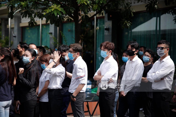 Lễ tang NS Chí Tài tại Việt Nam: NS Việt Hương - Hoài Linh đội khăn tang, Nam Thư thay người nhà cúi đầu cảm tạ, chỉ còn  2 tiếng để viếng cố nghệ sĩ! - Ảnh 69.