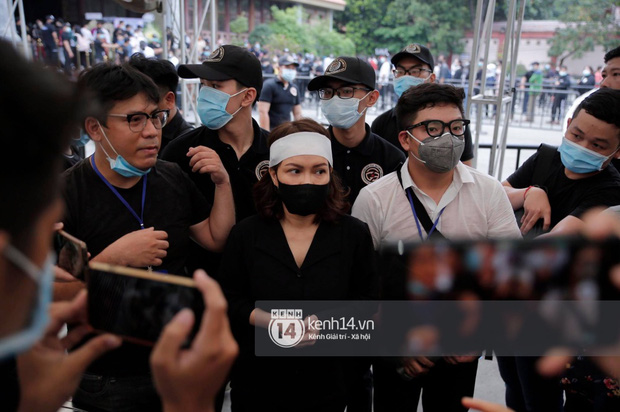 Lễ tang NS Chí Tài tại Việt Nam: NS Việt Hương - Hoài Linh đội khăn tang, Nam Thư thay người nhà cúi đầu cảm tạ, chỉ còn  2 tiếng để viếng cố nghệ sĩ! - Ảnh 55.