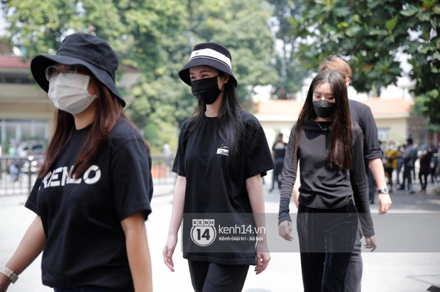 Lễ tang NS Chí Tài tại Việt Nam: NS Việt Hương - Hoài Linh đội khăn tang, Nam Thư thay người nhà cúi đầu cảm tạ, chỉ còn  2 tiếng để viếng cố nghệ sĩ! - Ảnh 47.