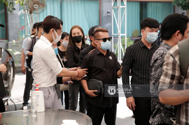 Lễ tang NS Chí Tài tại Việt Nam: NS Việt Hương - Hoài Linh đội khăn tang, Nam Thư thay người nhà cúi đầu cảm tạ, chỉ còn  2 tiếng để viếng cố nghệ sĩ! - Ảnh 57.