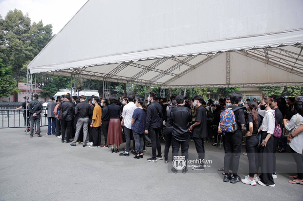Lễ tang NS Chí Tài tại Việt Nam: NS Việt Hương - Hoài Linh đội khăn tang, Nam Thư thay người nhà cúi đầu cảm tạ, chỉ còn  2 tiếng để viếng cố nghệ sĩ! - Ảnh 71.