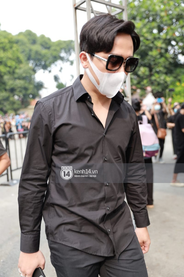 Lễ tang NS Chí Tài tại Việt Nam: NS Việt Hương - Hoài Linh đội khăn tang, Nam Thư thay người nhà cúi đầu cảm tạ, chỉ còn  2 tiếng để viếng cố nghệ sĩ! - Ảnh 2.