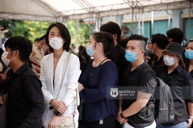 Lễ tang NS Chí Tài tại Việt Nam: NS Việt Hương - Hoài Linh đội khăn tang, Nam Thư thay người nhà cúi đầu cảm tạ, chỉ còn  2 tiếng để viếng cố nghệ sĩ! - Ảnh 70.