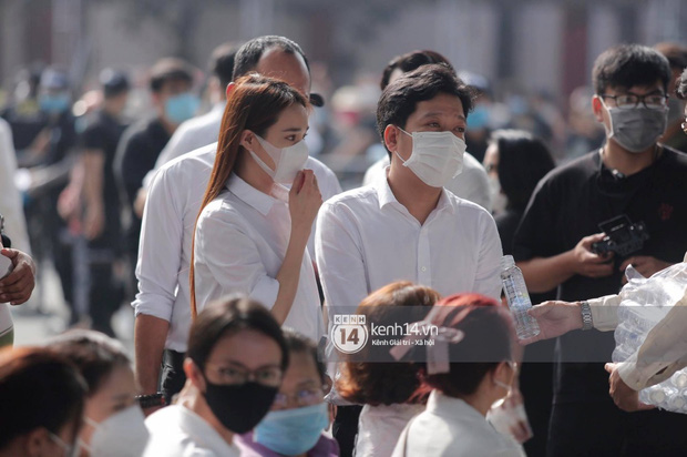 Lễ tang NS Chí Tài tại Việt Nam: NS Việt Hương - Hoài Linh đội khăn tang, Nam Thư thay người nhà cúi đầu cảm tạ, chỉ còn  2 tiếng để viếng cố nghệ sĩ! - Ảnh 83.