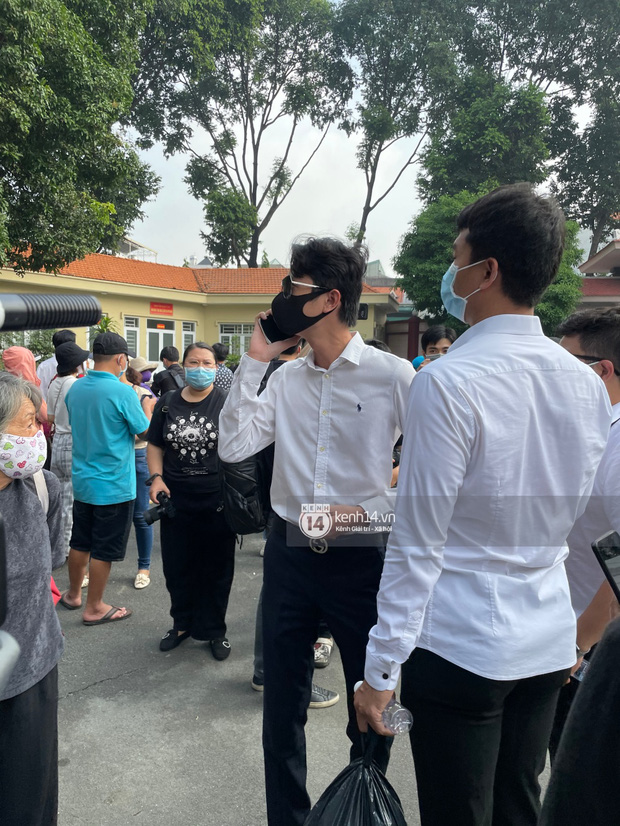 Lễ tang NS Chí Tài tại Việt Nam: NS Việt Hương - Hoài Linh đội khăn tang, Nam Thư thay người nhà cúi đầu cảm tạ, chỉ còn  2 tiếng để viếng cố nghệ sĩ! - Ảnh 98.