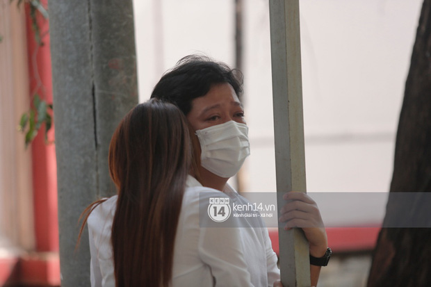 Lễ tang NS Chí Tài tại Việt Nam: NS Việt Hương - Hoài Linh đội khăn tang, Nam Thư thay người nhà cúi đầu cảm tạ, chỉ còn  2 tiếng để viếng cố nghệ sĩ! - Ảnh 87.