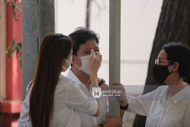 Lễ tang NS Chí Tài tại Việt Nam: NS Việt Hương - Hoài Linh đội khăn tang, Nam Thư thay người nhà cúi đầu cảm tạ, chỉ còn  2 tiếng để viếng cố nghệ sĩ! - Ảnh 86.