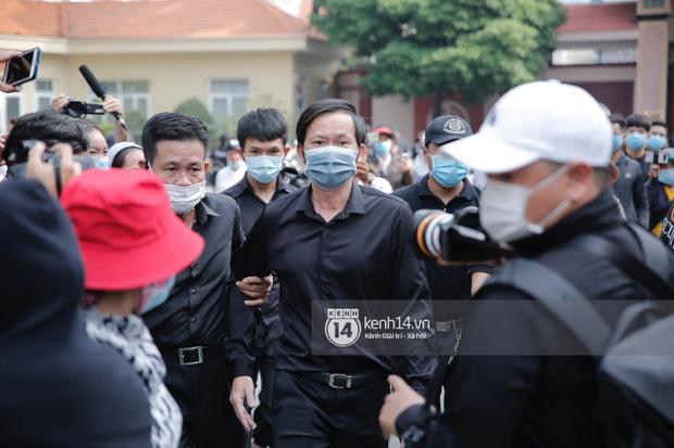 Lễ tang NS Chí Tài tại Việt Nam: NS Việt Hương - Hoài Linh đội khăn tang, Nam Thư thay người nhà cúi đầu cảm tạ, chỉ còn  2 tiếng để viếng cố nghệ sĩ! - Ảnh 81.