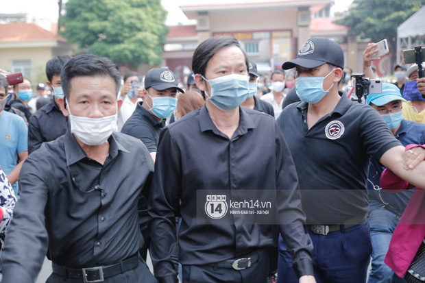 Lễ tang NS Chí Tài tại Việt Nam: NS Việt Hương - Hoài Linh đội khăn tang, Nam Thư thay người nhà cúi đầu cảm tạ, chỉ còn  2 tiếng để viếng cố nghệ sĩ! - Ảnh 82.