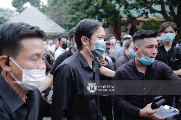 Lễ tang NS Chí Tài tại Việt Nam: NS Việt Hương - Hoài Linh đội khăn tang, Nam Thư thay người nhà cúi đầu cảm tạ, chỉ còn  2 tiếng để viếng cố nghệ sĩ! - Ảnh 80.