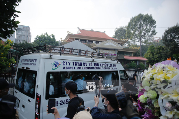 Lễ tang NS Chí Tài tại Việt Nam: NS Việt Hương - Hoài Linh đội khăn tang, Nam Thư thay người nhà cúi đầu cảm tạ, chỉ còn  2 tiếng để viếng cố nghệ sĩ! - Ảnh 75.