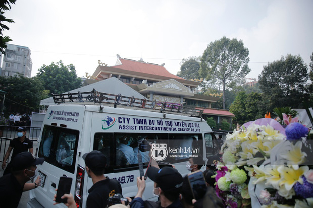 Lễ tang NS Chí Tài tại Việt Nam: NS Việt Hương - Hoài Linh đội khăn tang, Nam Thư thay người nhà cúi đầu cảm tạ, chỉ còn  2 tiếng để viếng cố nghệ sĩ! - Ảnh 76.