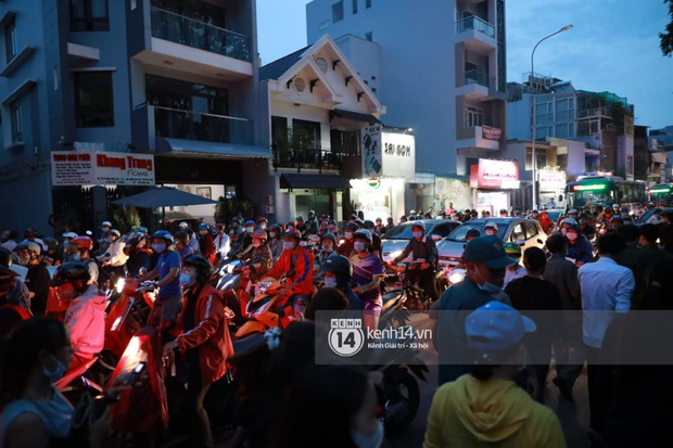 Cập nhật linh cữu NS Chí Tài được đưa ra sân bay sang Mỹ: NS Hoài Linh đại diện hoàn tất thủ tục, dàn nghệ sĩ không nén được đau thương! - Ảnh 15.