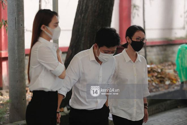 Vợ chồng Trường Giang - Nhã Phương khóc nấc từng cơn, tựa vào nhau vì đứng không vững tại tang lễ NS Chí Tài - Ảnh 5.