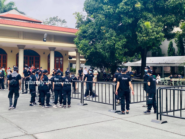 Đám tang nghệ sĩ Chí Tài: Đội tình nguyện viên làm hàng rào an ninh chặt chẽ, đông đúc Youtuber đến ghi hình - Ảnh 1.