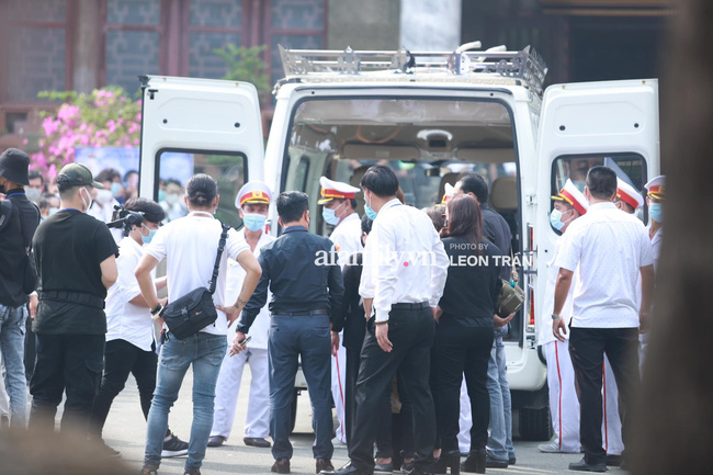 Đám tang nghệ sĩ Chí Tài: Linh Cữu cố nghệ sĩ được đưa vào nhà tang lễ, Trường Giang đứng không vững - Ảnh 4.