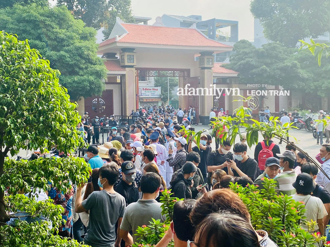 Đám tang nghệ sĩ Chí Tài: Ca sĩ Phi Nhung và con trai Hồ Văn Cường đến từ sớm, số lượng người đến ngày càng đông đảo chật kín cả sân - Ảnh 3.