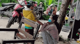 Cậu bé cứng đầu gào thét giữa bến đò vì bà không mua cho đồ chơi, dân tình nhìn cũng ngán ngẩm với cách hành xử của bà