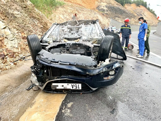 Tai nạn thương tâm trên đường đi vào chùa Yên Tử, tài xế tử vong, vợ cùng mẹ nguy kịch - Ảnh 1.