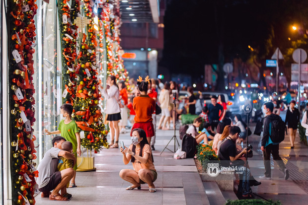 Cảnh trái ngược tại loạt trung tâm thương mại hot nhất Sài Gòn dịp Giáng sinh: Nơi đông chen không thở nổi, chỗ lại “vắng như chùa Bà Đanh” - Ảnh 14.