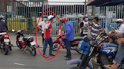 Rút gậy dọa đánh người ngăn cản sau va chạm giao thông, thanh niên bị dân vây đánh túi bụi ở Sài Gòn