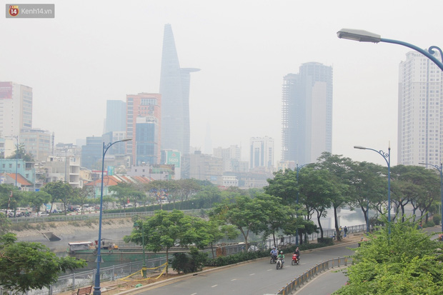 Chùm ảnh: TP.HCM mù mờ từ sáng đến trưa do ô nhiễm không khí, người dân cần che chắn kỹ khi ra đường - Ảnh 7.