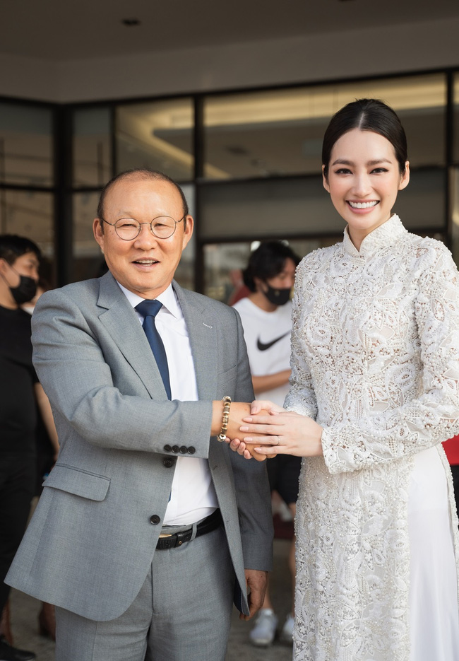 Hoa hậu Trúc Diễm diện áo dài trắng, khoe nhan sắc ngày càng nở rộ sau 5 năm kết hôn  - Ảnh 3.