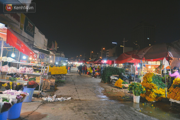 Người lao động chật vật mưu sinh trong đêm Hà Nội rét đỉnh điểm: Lao công đốt lửa dọn rác, người bán hoa nửa đêm chưa có ai mở hàng - Ảnh 9.