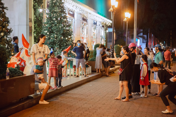 Ảnh: Người dân Sài Gòn đổ ra đường chụp ảnh Giáng sinh “đông như trẩy hội”, nhiều nơi phải xếp hàng mới mong có hình đẹp - Ảnh 1.