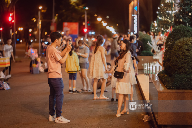 Ảnh: Người dân Sài Gòn đổ ra đường chụp ảnh Giáng sinh “đông như trẩy hội”, nhiều nơi phải xếp hàng mới mong có hình đẹp - Ảnh 2.