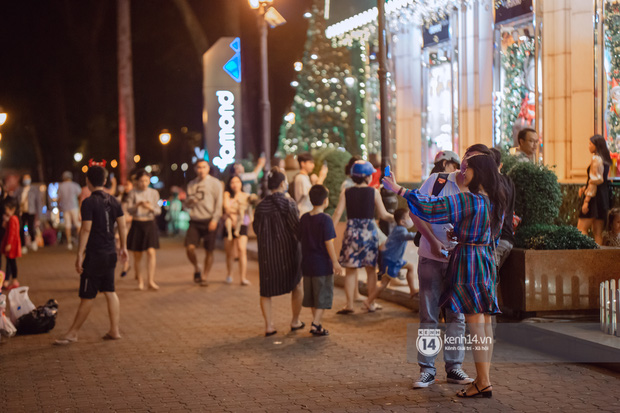 Ảnh: Người dân Sài Gòn đổ ra đường chụp ảnh Giáng sinh “đông như trẩy hội”, nhiều nơi phải xếp hàng mới mong có hình đẹp - Ảnh 3.
