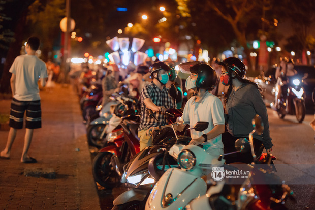 Ảnh: Người dân Sài Gòn đổ ra đường chụp ảnh Giáng sinh “đông như trẩy hội”, nhiều nơi phải xếp hàng mới mong có hình đẹp - Ảnh 11.