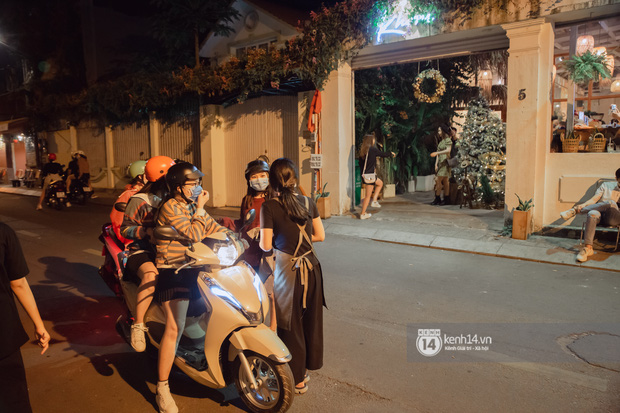 Ảnh: Người dân Sài Gòn đổ ra đường chụp ảnh Giáng sinh “đông như trẩy hội”, nhiều nơi phải xếp hàng mới mong có hình đẹp - Ảnh 27.