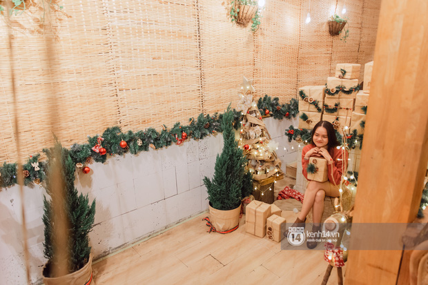 Ảnh: Người dân Sài Gòn đổ ra đường chụp ảnh Giáng sinh “đông như trẩy hội”, nhiều nơi phải xếp hàng mới mong có hình đẹp - Ảnh 29.