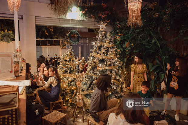 Ảnh: Người dân Sài Gòn đổ ra đường chụp ảnh Giáng sinh “đông như trẩy hội”, nhiều nơi phải xếp hàng mới mong có hình đẹp - Ảnh 22.